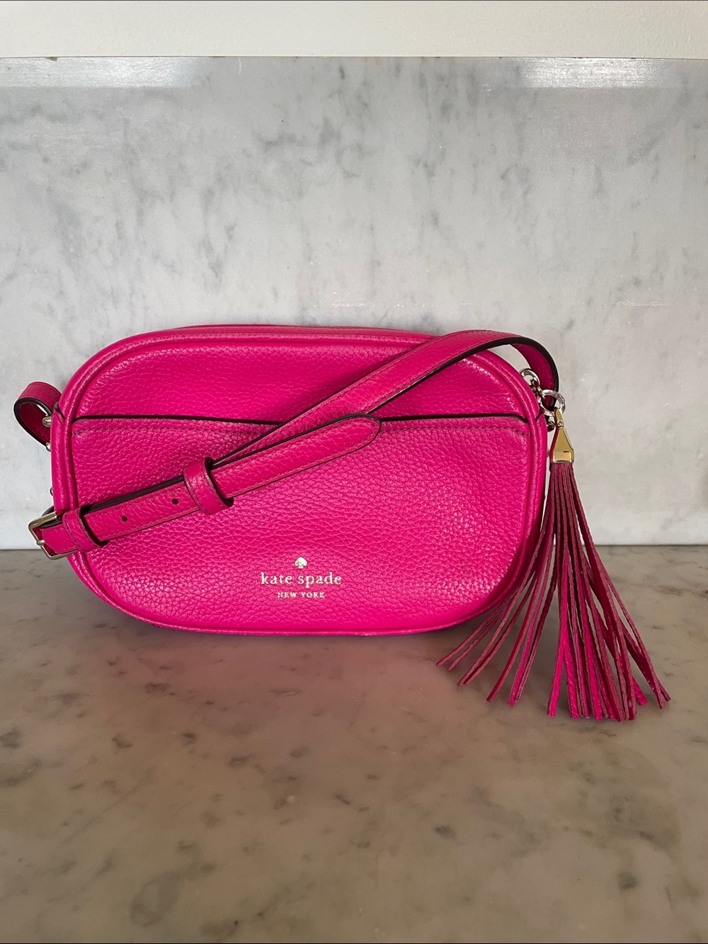 kate spade Kourtney Pebbled Leather Camera Crossbody Pink Magenta Bag Tassel